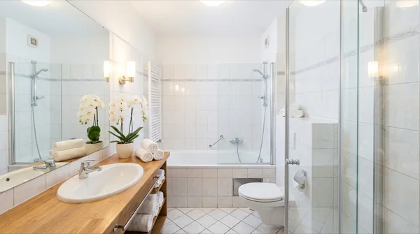 Čistá bílá koupelna ve stylu hotelu